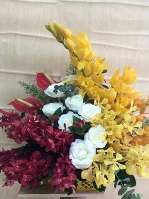 Giỏ Hoa Chúc Mừng địa Lan Vàng  -  Hoa Hồng   -   Lan Mokara đỏ