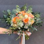 Hoa cưới hạnh phúc cầm tay cô dâu